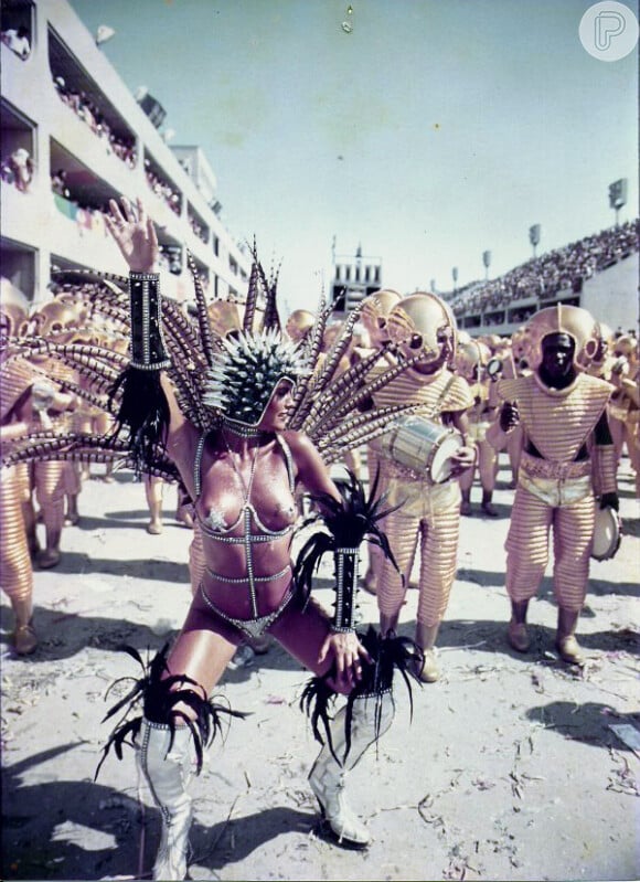 Monique Evans também apostou em uma microfantasia para o Carnaval de 1985. Neste ano, ela desfilou com estrelas nos seios e uma armação no corpo pela Mocidade Independente de Padre Miguel