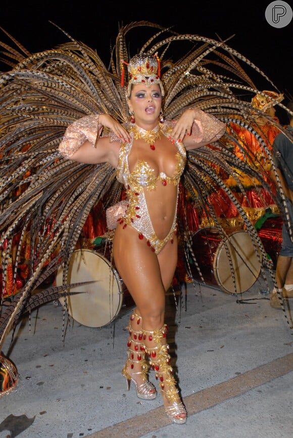 Em 2010, Viviane Araújo exibiu o corpo em uma fantasia bastante cavada como rainha de bateria do Salgueiro