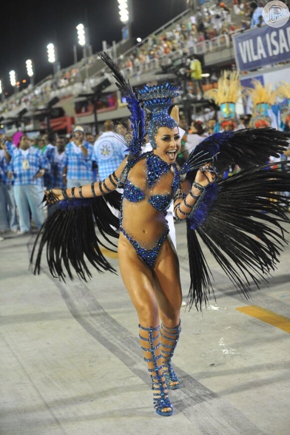 Sem costeiro, Sabrina Sato exibiu o corpo inteiro durante o desfile da Vila Isabel