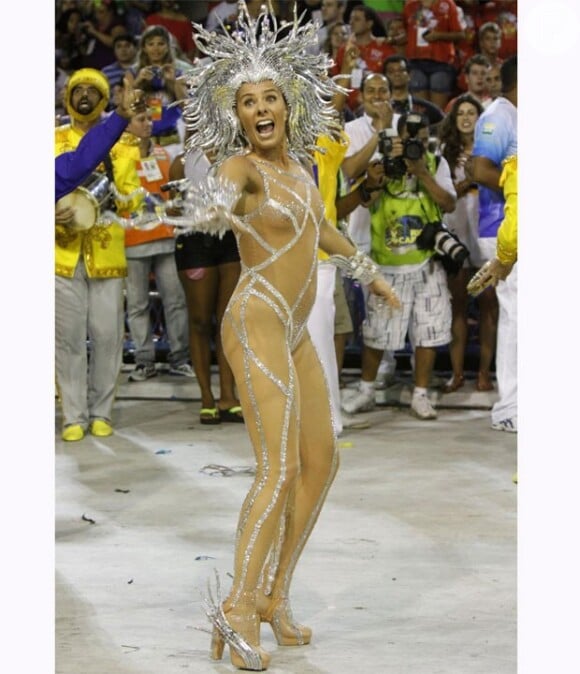 Em 2011, Adriane Galisteu apostou no macacão nude para desfilar como rainha de bateria da Unidos da Tijuca. Sem costeiro, o corpo da atriz ficou completamente à mostra