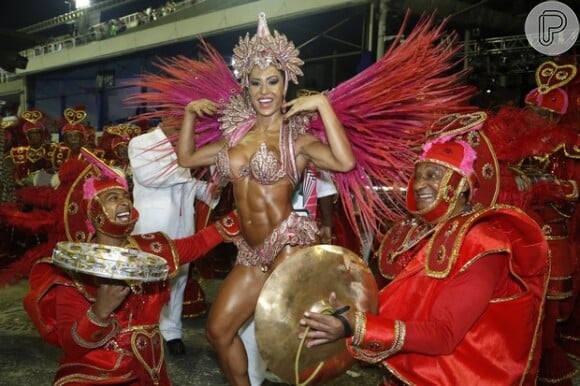 Graccyanne Barbosa apostou em uma uma fantasia minúscula e cheia de cristais no Carnaval de 2013