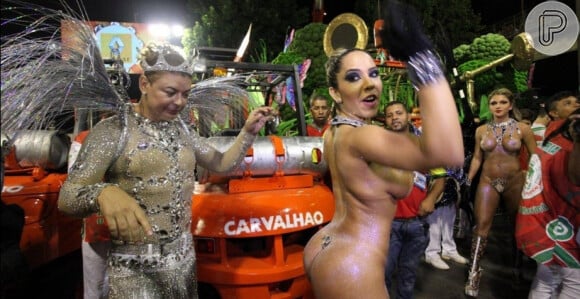 David Brazil observa o pequeno tapa-sexo da Mulher Melão no Carnaval de 2014