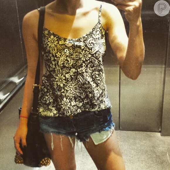 Letícia Colin mostrou essa semana em seu Instagram que a dieta está mesmo fazendo efeito: 'Ossinhos do ombro e pernas-cambito a caminho', brincou