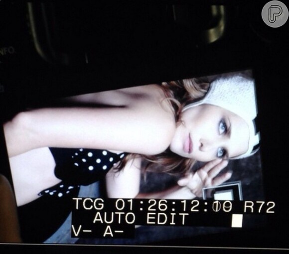Através de seu Instagram, Letícia Colin mostrou a primeira foto de sua personagem, Elisa, já fotografando como modelo