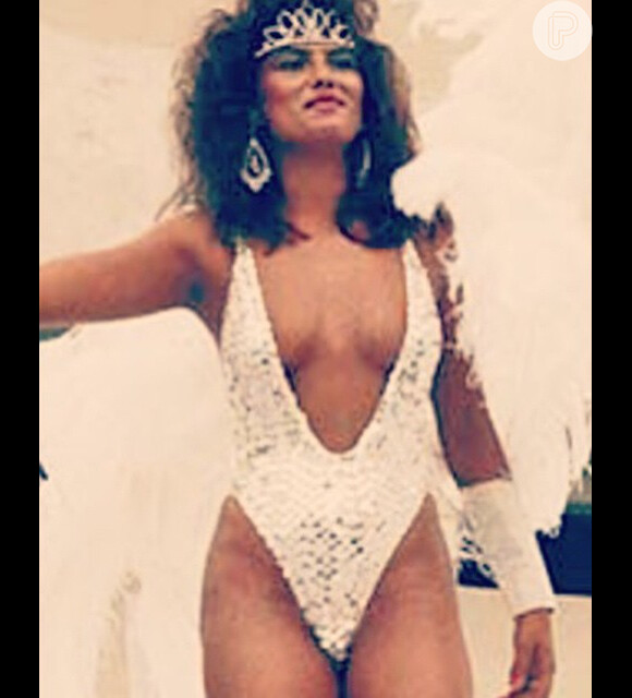 Luiza Brunet relembra Carnaval de 1983 em foto no Instagram: 'Primeiro desfile no carro da Beija Flor', recordou ela nesta quinta-feira, 12 de fevereiro de 2015