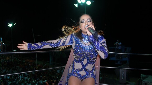 Anitta empolga foliões em sua estreia no Carnaval da Bahia com look luxuoso