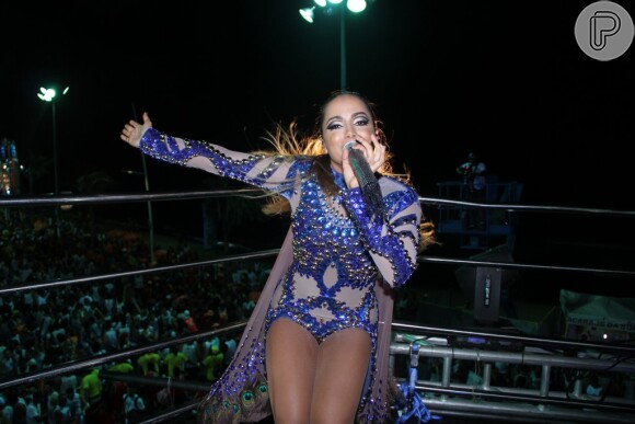 Com uma fantasia luxuosa, Anitta cantou seus hits no bloco Eu Vou