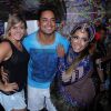 Anitta recebe Xanddy e Carla Perez no camarim de seu bloco em Salvador, na Bahia