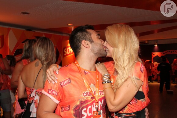 Antonia Fontenelle e Jonathan Costa se beijam em camarote