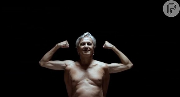 Caetano Veloso aparece sem camisa em novo clipe, em 15 de abril de 2013