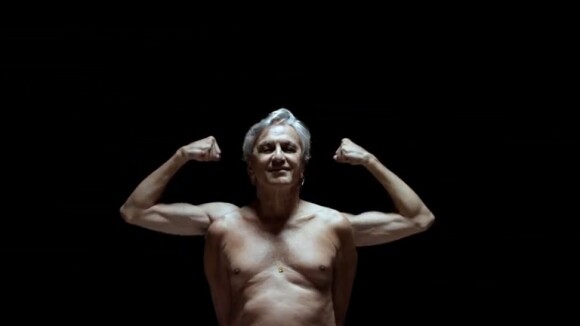 Caetano Veloso aparece sem camisa em novo clipe do álbum 'Abraçaço'