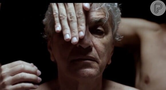Caetano Veloso é envolvido por abraços em novo clipe da música 'A Bossa Nova é F%da'