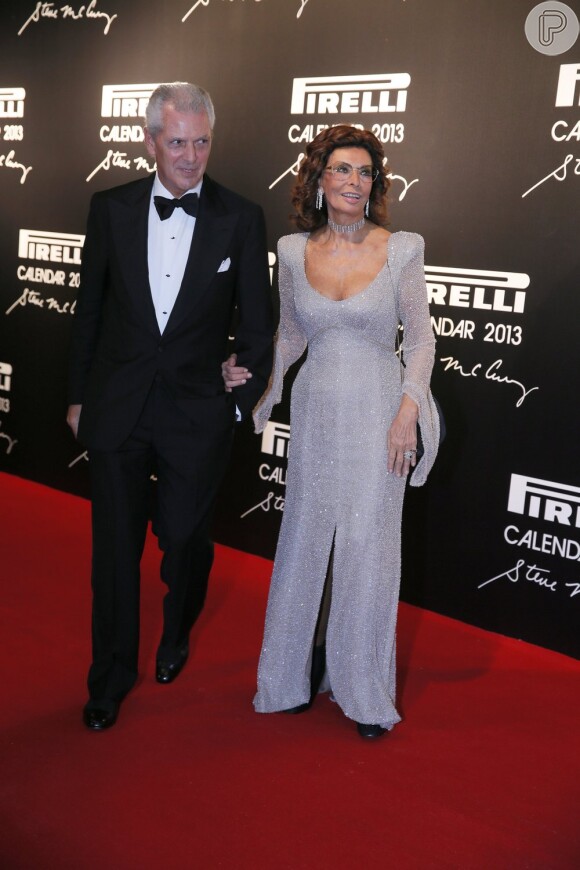 Sophia Loren acompanha o presidente da Pirelli, Marco Tronchetti Provera, durante festa de lançamento do Calendário Pirelli 2013