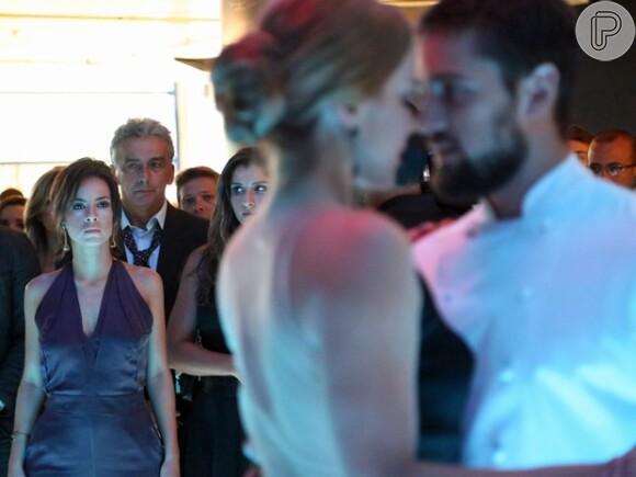 Maria Clara (Andreia Horta) viu Vicente (Rafael Cardoso) e Cristina (Leandra Leal) quase se beijarem na festa de formatura da loira, em 'Império'