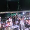 Caio Castro faz selfie com Bell Marques em cima do trio durante o Carnaval de Salvador, na Bahia