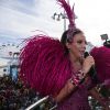 Ivete Sangalo comandou seu primeiro trio elétrico do Carnaval de Salvador 2015 no circuito Barra-Ondina. Toda de cor-de-rosa, a cantora mostrou boa forma e muita animação