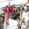 Ivete Sangalo comandou seu primeiro trio elétrico do Carnaval de Salvador 2015 no circuito Barra-Ondina. Toda de cor-de-rosa, a cantora mostrou boa forma e muita animação
