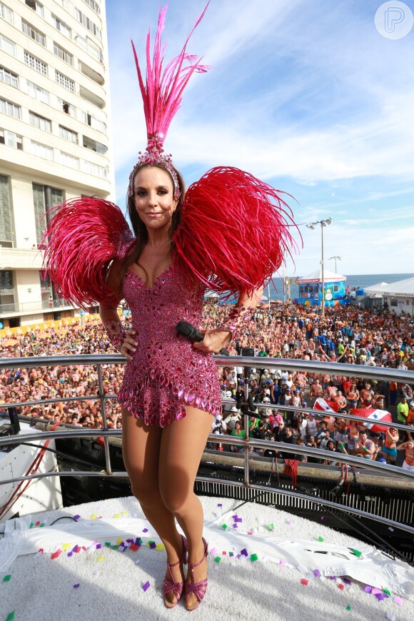 Toda de cor-de-rosa, Ivete Sangalo usou um look de diva, tema de seu Carnaval deste ano