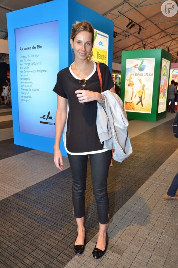 Mariana Weickert escolheu um look todo preto composto por uma calça justinha de couro e uma blusa com detalhes brancos para ir ao Fashion Rio