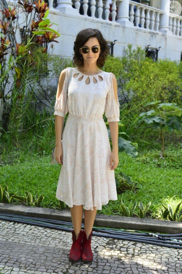 Tainá Müller escolheu um vestido midi com recortes para assistir ao desfile da Blue Man, no Palácio São Clemente