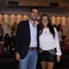 Ricardo Pereira e a mulher Francisca compareceram no terceiro dia do Fashion Rio. A portuguesa usou um short de couro com o bolso bordado e o ator escolheu blusa social e blazer