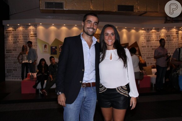 Ricardo Pereira e a mulher Francisca compareceram no terceiro dia do Fashion Rio. A portuguesa usou um short de couro com o bolso bordado e o ator escolheu blusa social e blazer