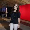 Lívian Aragão decidiu não arriscar no look para o Fashion Rio e usou preto com jeans