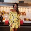 Flávia Sampaio, mulher de Eike Batista, circulou pelos corredores do Fashion Rio, no último dia do evento. A empresária escolheu um vestido de seda amarelo que realçou seu tom de pele e marcou a barriguinha de sete meses de gestação