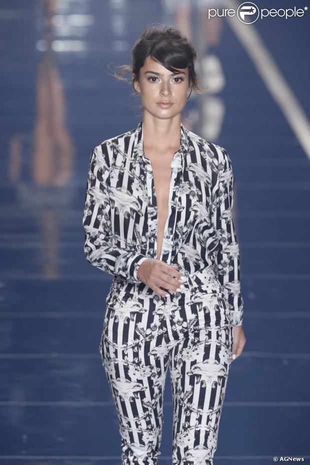 Thaila Ayala volta aos tempos de modelo e estrela desfile da Ausländer no último dia do Fashion Rio