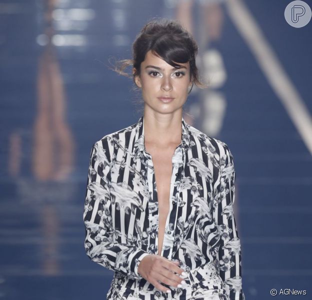 Thaila Ayala volta aos tempos de modelo e estrela desfile da Ausländer no último dia do Fashion Rio