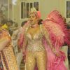 Rainha de bateria Raissa Machado usa fantasia brilhoso em desfile