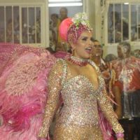 Rainha de bateria da Viradouro, Raissa usa look brilhoso em desfile na Sapucaí