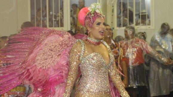 Rainha de bateria da Viradouro, Raissa usa look brilhoso em desfile na Sapucaí