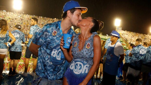 Sabrina Sato rouba a cena e beija o namorado em camarote, no Rio