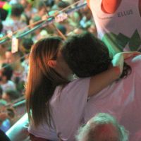 Fernanda Paes Leme troca beijos com o namorado, Marcel Mangione, em Salvador
