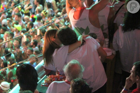 Fernanda Paes Leme beija o namorado, Marcel Mangione, no Camarote Expresso 2222, em Salvador, em 15 de fevereiro de 2015