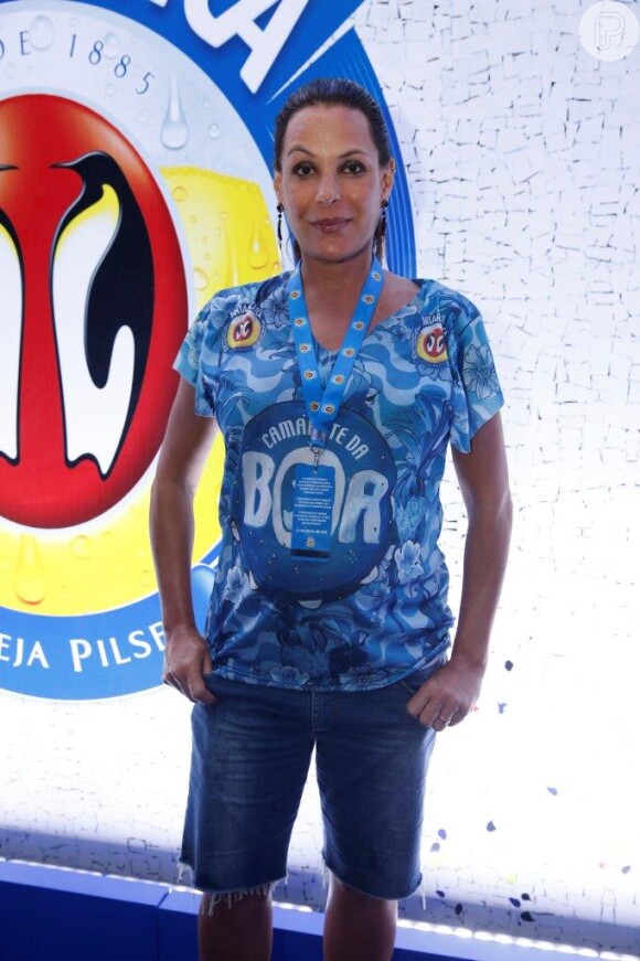 Carolina Ferraz curte os desfiles da Sapucaí com um barrigão de sete meses de gravidez, em 16 de fevereiro de 2015