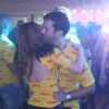Em clima de romance, Marina Ruy Barbosa dança com o namorado em camarote no Rio