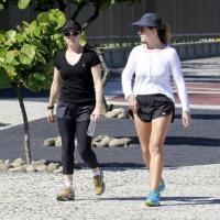 Giovanna Antonelli caminha toda de preto acompanhada de amiga, no Rio