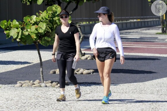 Giovanna Antonelli caminha acompanhada de amiga, na Barra da Tijuca, Zona Oeste do Rio de Janeiro, em 16 de abril de 2013