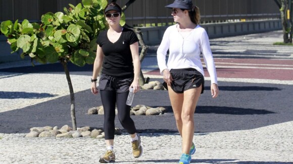 Giovanna Antonelli caminha toda de preto acompanhada de amiga, no Rio