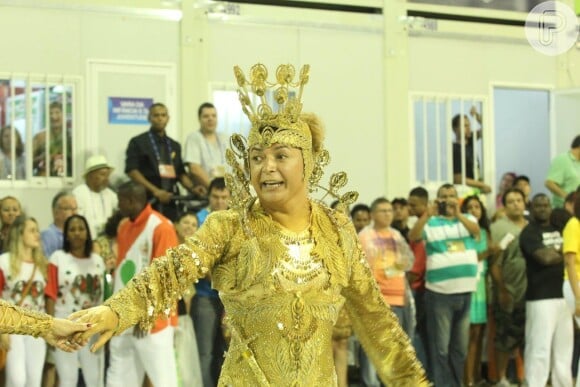 Susana Vieira representa Dama de Ouro no desfile da Grande Rio