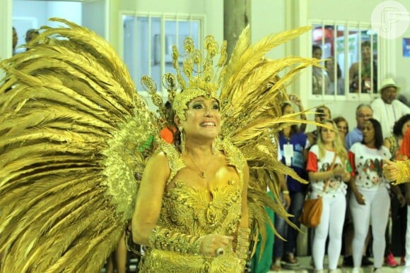 Susana Vieira representa Dama de Ouro no desfile da Grande Rio, em 16 de fevereiro de 2015