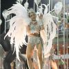 Leandra Leal desfila de biquíni no carnaval 2015 e esbanja boa forma