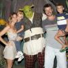 Rodrigo Hilbert e Fernanda Lima levaram os gêmeos, João e Francisco, para assistir ao musical do 'Shrek'