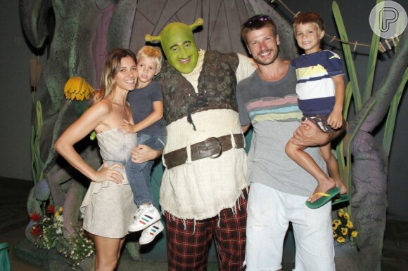 Rodrigo Hilbert e Fernanda Lima levaram os gêmeos, João e Francisco, para assistir ao musical do 'Shrek'