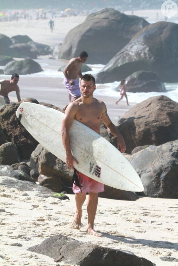 Rodrigo costuma ser flagrado na praia com uma prancha debaixo do braço para surfar