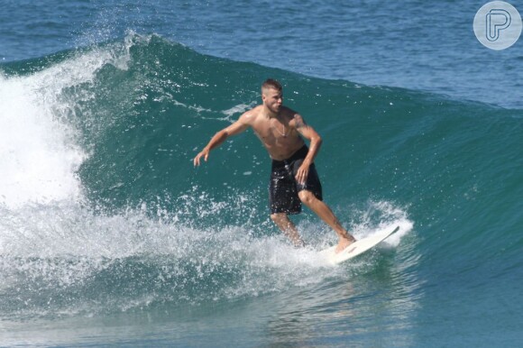 Sempre que tem uma folga na agenda, o ator e apresentador corre em direção ao mar para surfar