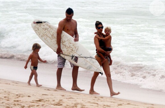 Rodrigo Hilbert e Fernanda Lima sempre levam os gêmeos, João e Francisco, para aproveitar a praia