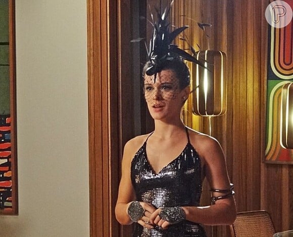 Vitória (Bianca Bin) se veste de corvo para ir ao baile de carnaval da discoteca, na novela 'Boogie Oogie', em 16 de fevereiro de 2015
